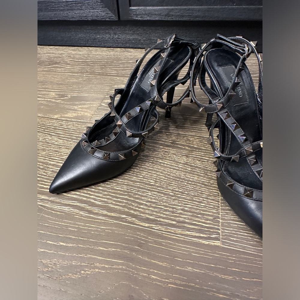 VALENTINO GARAVANI | Noir Rockstud Pointed Toe Heels  | Size 38 - Picture 12 of 13